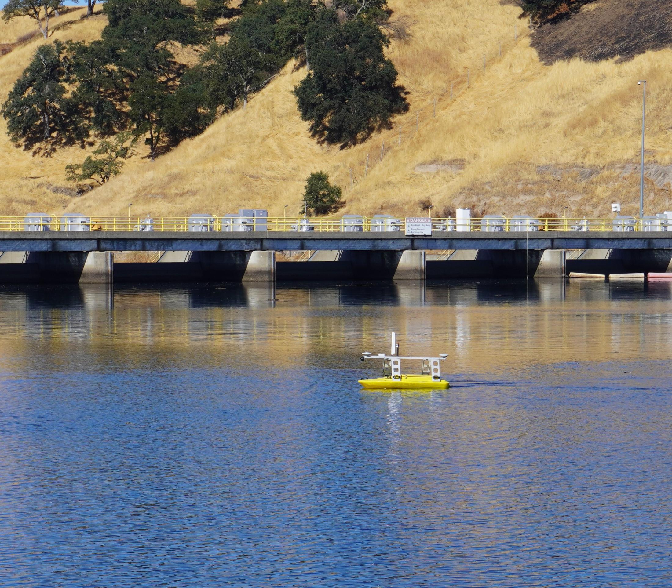 photo of a small boat in a lake
